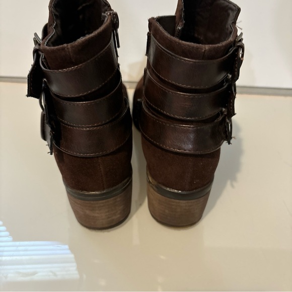 Dark brown suede bootie with buckle on side, zip size 7 1/2 - Picture 3 of 6